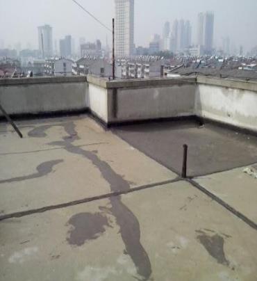 阿拉善右漏水维修 楼顶漏水是什么原因，楼顶漏水维修方法是什么?